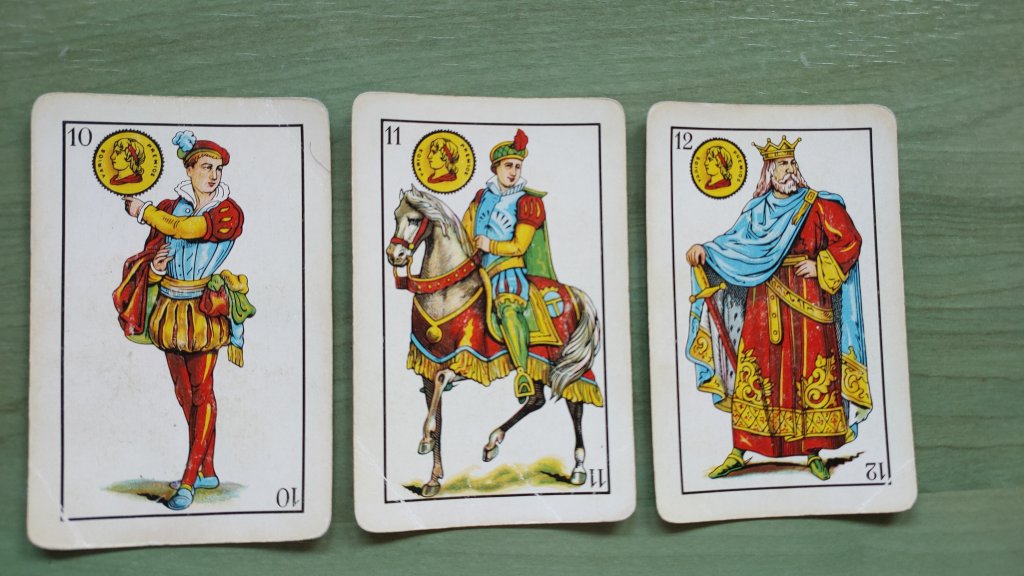 ¿Por qué las cartas tienen reyes, reinas y jotas? Porque las cartas no eran solo un juego, también eran un retrato de poder, jerarquía y propaganda medieval.

Por eso, cada vez que barajas, tocas siglos de historia. Yo te la cuento.

Tira del hilo 🧵👇🏽👇🏽👇🏽