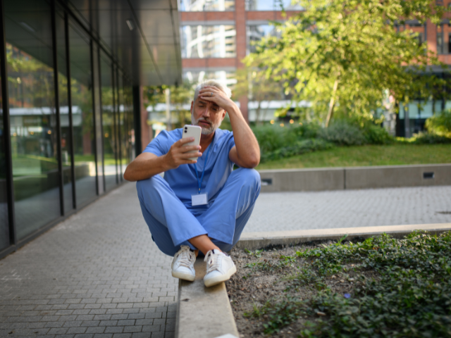 🧠 Cuidar la salud mental también es salud.
En pacientes cardiovasculares o anticoagulados, el estrés, la ansiedad o el miedo son frecuentes.
Y el personal sanitario también necesita apoyo emocional.
Te dejamos 10 claves para protegernos:

👉 asociacionamac.es/blog/cuidar-la…