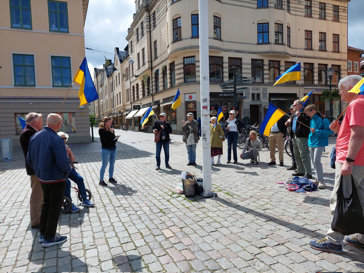 Tack alla som kom till dagens manifestation för #Ukraina på Stora torget i #Linköping! Vi lyssnade till ett tal av Emma Beringer (mp), ledamot av Riksdagen och försvarsutskottet. Henne får vi träffa igen kl. 17.30 hos Miljöpartiet på Djurgårdsgatan 11.
#Måndagsrörelsen