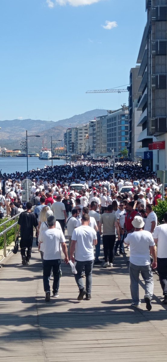 İşçilere mücadele öğretiyorsunuz, hayatınızda sendikalı olmamışsınız. “asgari ücrete çöp toplarım” diyorsunuz, bir gün çöp birikti kokudan duramıyorsunuz. Grev hakkına saygınız yok, AKPliler gibi işçileri hedef gösteriyorsunuz.

Siz aydın orta sınıf değil kullanışlı aptalsınız.