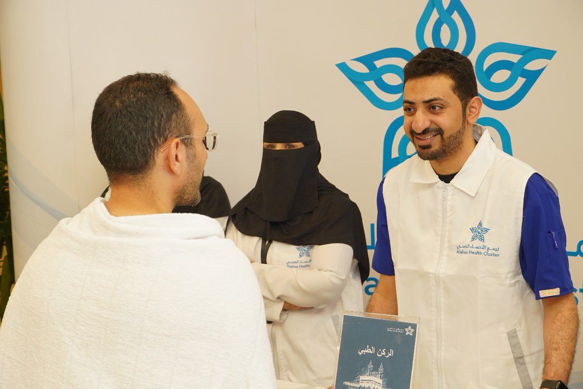 فرق #تجمع_الأحساء_الصحي الميدانية تودع المغادرين عبر مطار #الأحساء المتوجهين للمشاعر المقدسة لأداء فريضة #الحج وتقدم لهم الإرشادات التوعوية والوقائية والمظلات والحقائب الصحية.
#حج_بصحة