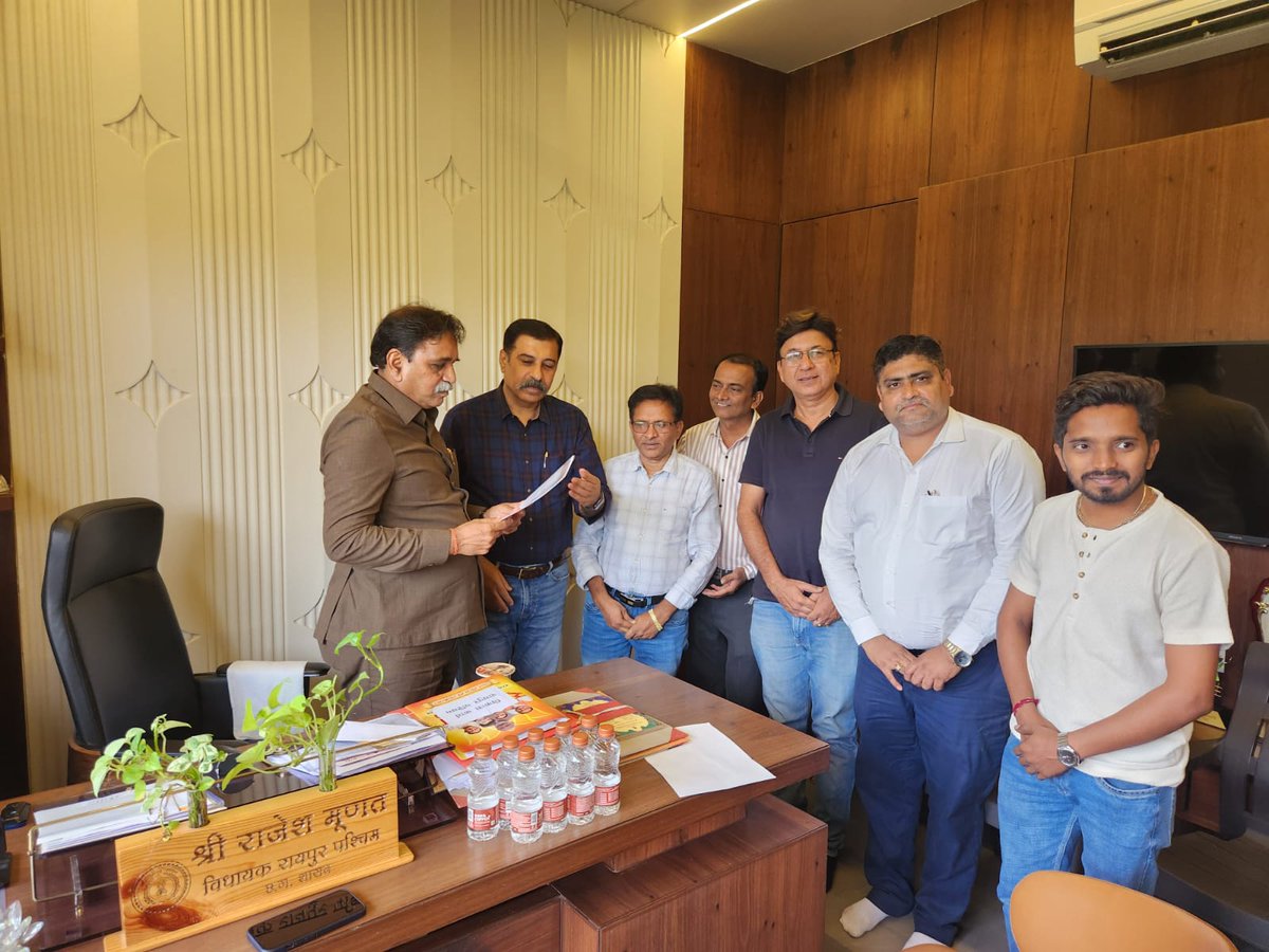 वरिष्ठ भाजपा नेता एवं रायपुर पश्चिम के लोकप्रिय विधायक श्री <a href="/RajeshMunat/">Rajesh munat</a> जी से कैट (CAIT) छत्तीसगढ़ चेप्टर की टीम के साथ शिष्टाचार मुलाकात की।

इस अवसर पर कन्फेडरेशन ऑफ ऑल इंडिया ट्रेडर्स, छत्तीसगढ़ चेप्टर द्वारा ऑपरेशन सिंदूर की सफलता पर आयोजित किए जा रहे "संकल्प वोकल फॉर लोकल