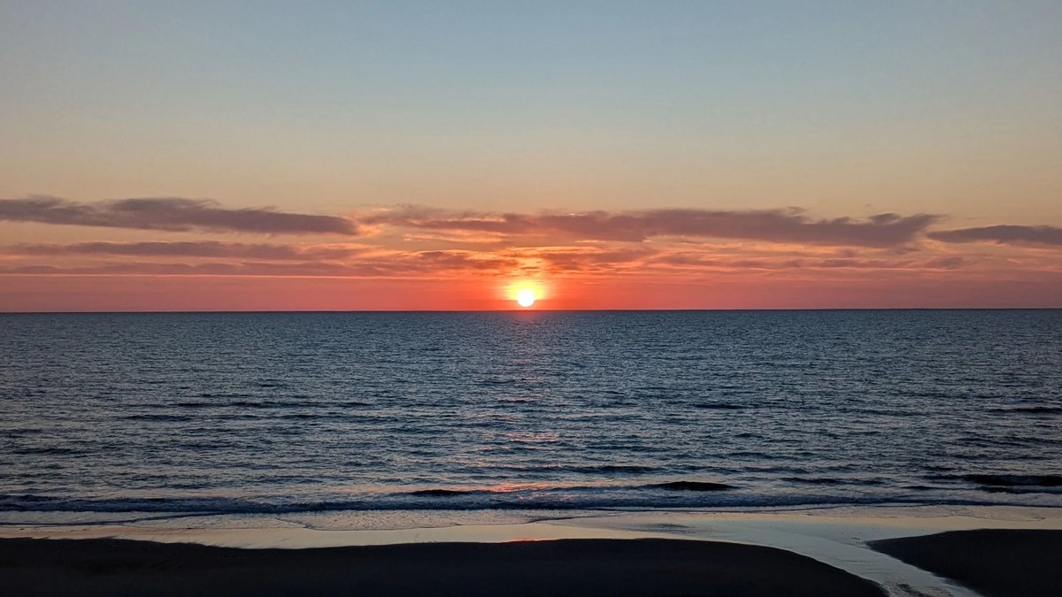 outerbanks's tweet image. Atlantic sunrises,  wild horses, and #OuterBanks golden hour 🌅
Thank you to Gemma M. for sharing these memories from their stay at the oceanfront property,  Beach Spray in Duck! 

📅 Beach Spray has June | July | August avialability including July 4th! 🔗bit.ly/41zZwH7