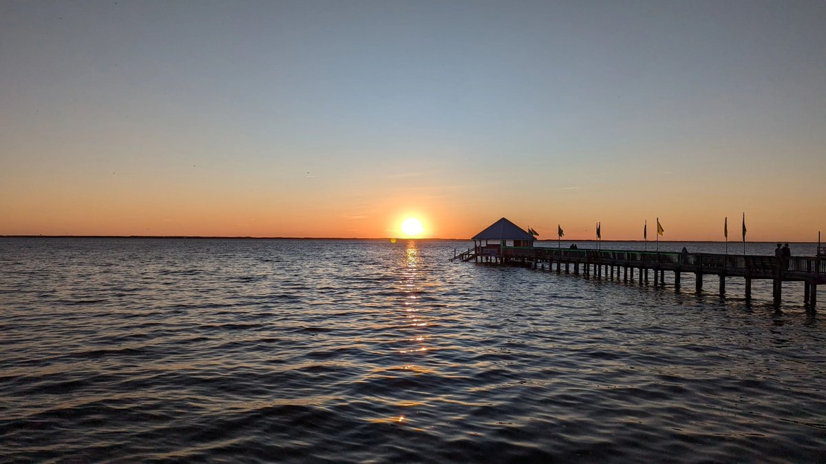 outerbanks's tweet image. Atlantic sunrises,  wild horses, and #OuterBanks golden hour 🌅
Thank you to Gemma M. for sharing these memories from their stay at the oceanfront property,  Beach Spray in Duck! 

📅 Beach Spray has June | July | August avialability including July 4th! 🔗bit.ly/41zZwH7