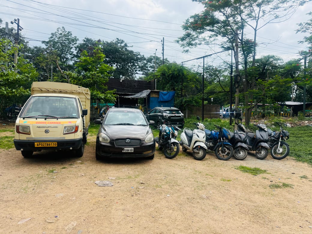 Cyberabad Police (@cyberabadpolice) on Twitter photo CCS Balanagar and <a href="/psjdm_cyb/">Jeedimetla Police Station</a> apprehended two habitual and professional automobile theft offenders. They recovered 01 Hyundai Verna car, 07 two-wheelers, and 01 Ashok Leyland Goods Carrier vehicle, all worth approximately ₹25,00,000. CCS Balanagar and <a href="/psjdm_cyb/">Jeedimetla Police Station</a> apprehended two habitual and professional automobile theft offenders. They recovered 01 Hyundai Verna car, 07 two-wheelers, and 01 Ashok Leyland Goods Carrier vehicle, all worth approximately ₹25,00,000.