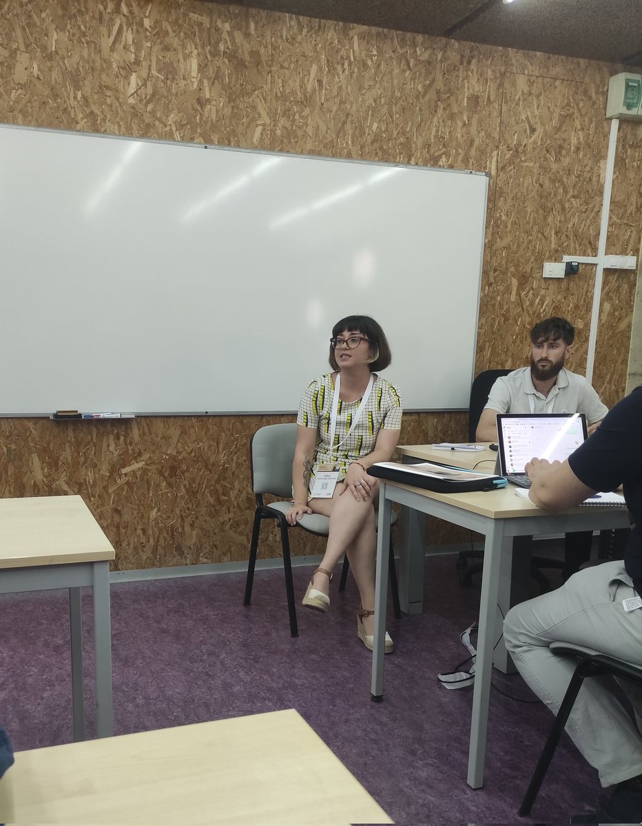 <a href="/Sociologia_UMU/">Sociología UMU</a> <a href="/UMU/">Universidad Murcia</a> <a href="/angel_tcg/">Ángel T. Cegarra</a> <a href="/CarlosAbadG/">Carlos Abad Galán</a> <a href="/solanojuanc/">Juan Solano</a> En estos momentos nuestra compañero Esther Manzanera inicia la ponencia sobre #CiberviolenciaDeGénero #Besafe