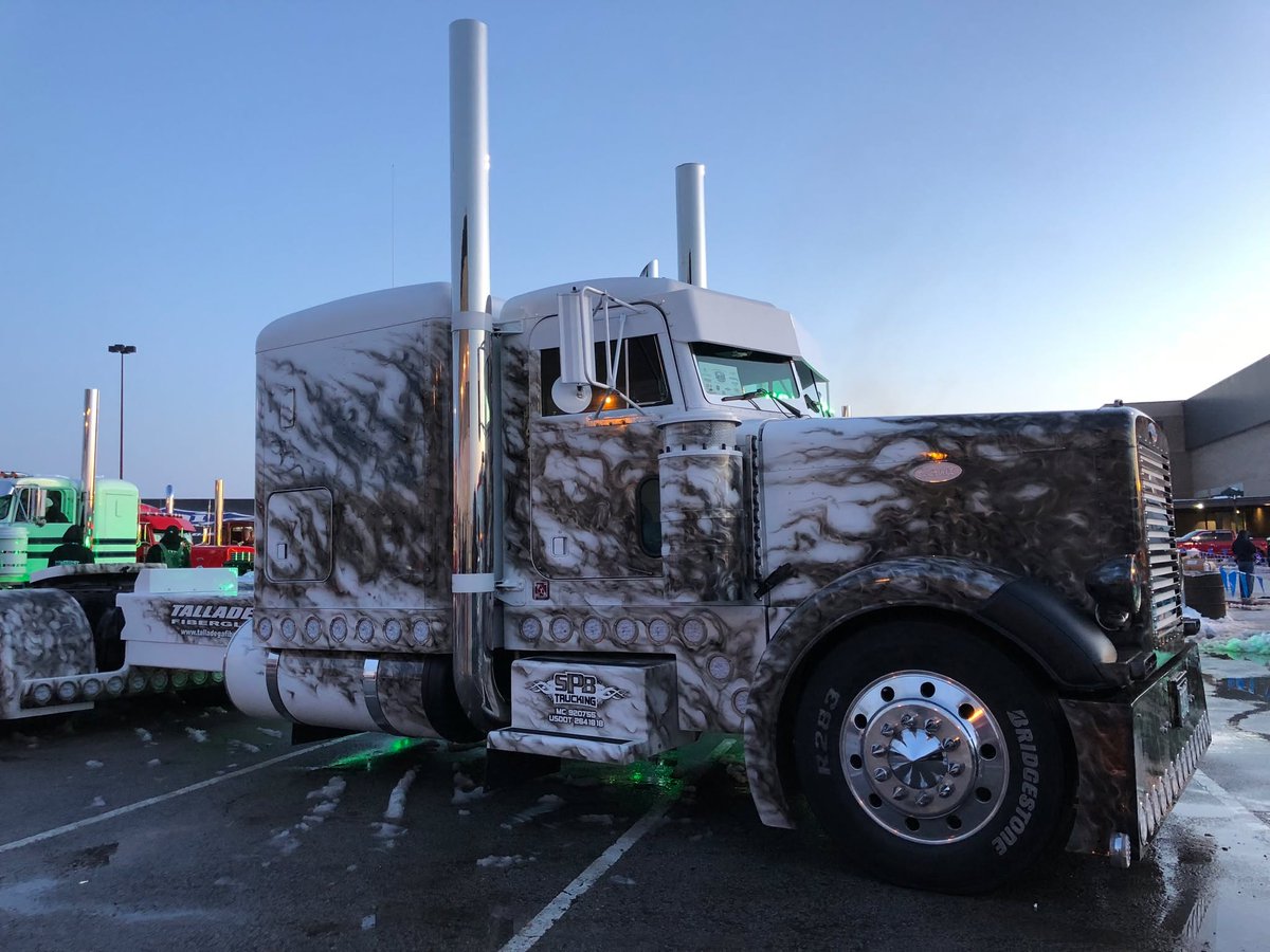 One awesome custom rig to get your morning started right! #Trucking #TruckingDepot #Truckers