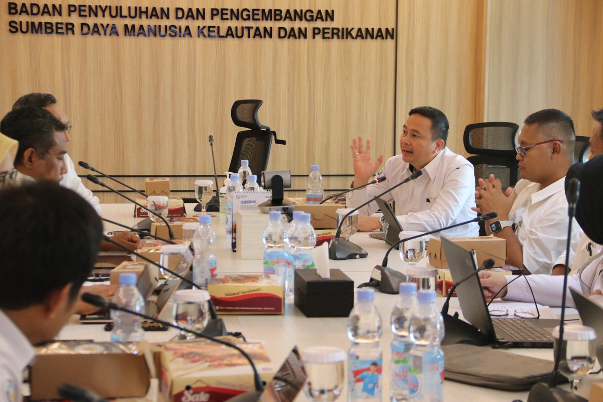bppsdm_kp's tweet photo. Alan menyampaikan @kkpgoid akan berkoordinasi teknis dengan @kempanrb dan BAN-PT sebelum pertemuan lanjutan bersama KSP dan @Kemdiktisaintek
#PanganBiru #2025KKPRiseTogether #SDMKP #SDMUnggul #PendidikanKP #MenujuOII @saktitrenggono @in_radiarta @bppsdm_pusdikkp https://t.co/7ntpKLXrez