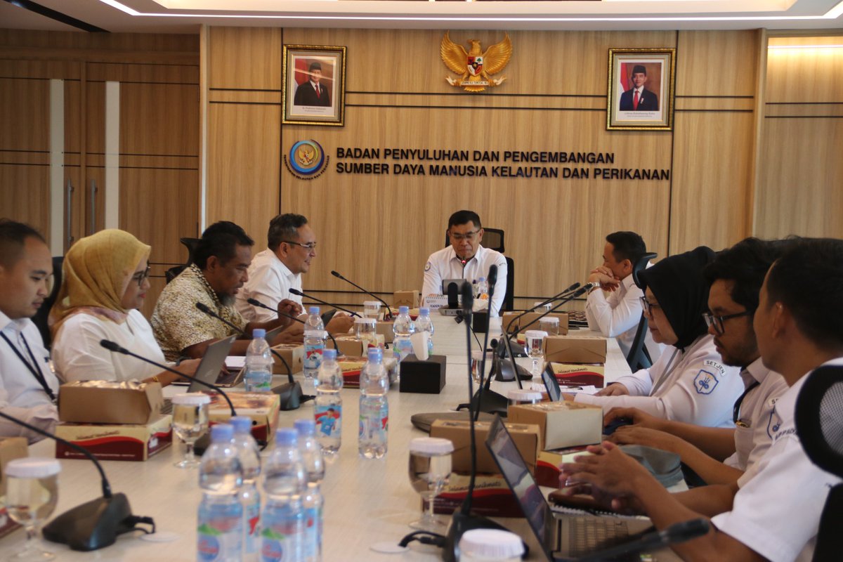 bppsdm_kp's tweet photo. Najib juga mengapresiasi @kkpgoid yang sudah gunakan nomenklatur politeknik, sesuai amanat PP 57/2022, berbeda dengan K/L lain yang masih gunakan sekolah tinggi
#PanganBiru #2025KKPRiseTogether #SDMKP #SDMUnggul #PendidikanKP #MenujuOII @saktitrenggono @in_radiarta https://t.co/k0waCcu3PP
