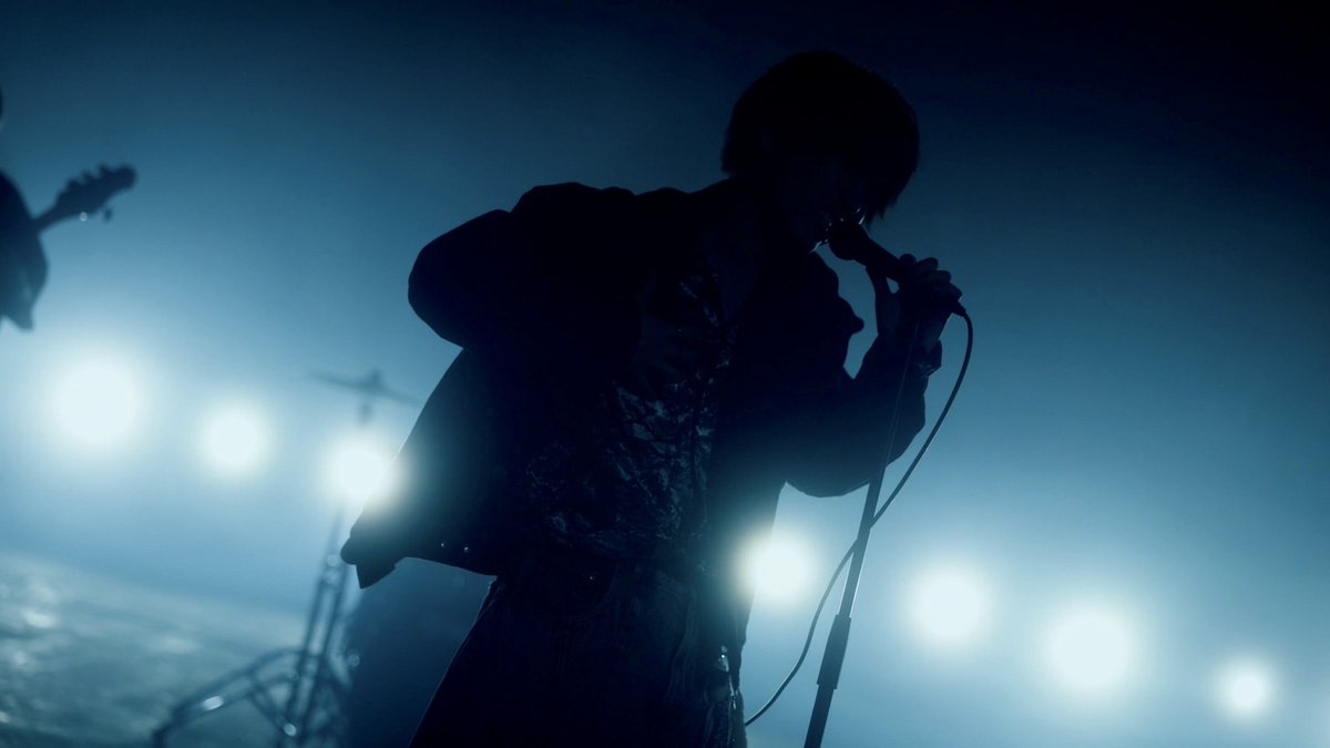 ShoyaChibaMusic's tweet image. ✴#千葉翔也「#Brightness」✴
先行配信&amp;amp;MV公開まであと𝟐日
￣￣￣￣￣￣￣￣￣￣￣￣￣￣
「Brightness」MVより先行カットをお届け💥
スタンドマイクを片手に
ロックに歌い上げる姿は必見です‼️

🎧先行配信
└ 6/6(金)0:00~各音楽サイトにて配信開始

📲PRE-ADD / PRE-SAVE
toneden.io/shoyachiba/pos…