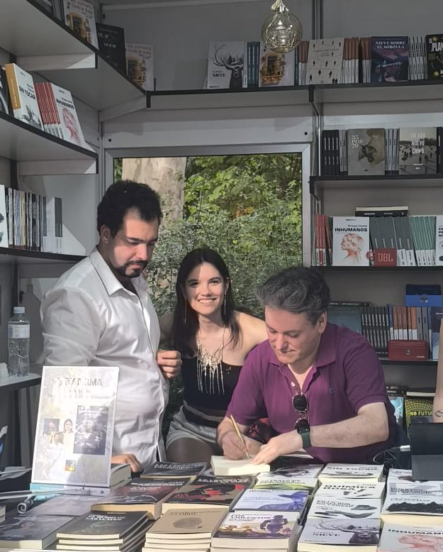 Ha sido un inmenso placer volver de nuevo a la Feria del Libro de Madrid (<a href="/FLMadrid/">Feria del Libro de Madrid</a>), en esta ocasión junto a <a href="/ludamerino/">🔻Luda Merino🔻</a>  y <a href="/fj_villaverde/">Javier Villaverde</a> , para firmar ejemplares de nuestra novela.

📘Deshumanización: Objetivo Hans — Ya a la venta en librerías.
👉 ObjetivoHans.com