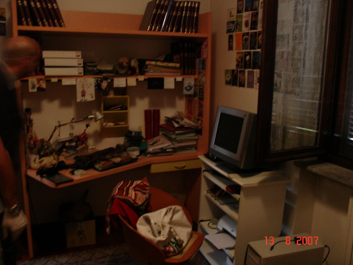 I genitori di #ChiaraPoggi, intervistati, smentiscono la sparizione della borsa e mostrano una borsa nera della figlia. Però la borsa sparita è la Pinko Bag bianca, fotografata sulla scena del crimine ma mai sequestrata #Garlasco