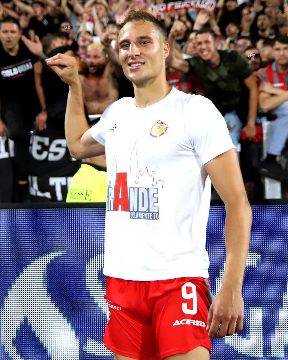 USCremonese's tweet photo. π¦’ E BECCATI STO CIGNO! π©Άβ€οΈ
#AmarsiAncora #forzagrigiorossi #DaiCremo #Cremonese #Cremona #SerieBKT #PlayOff #SpeCre #SpeziaCremonese #SerieA https://t.co/6Izzu0Pg4t