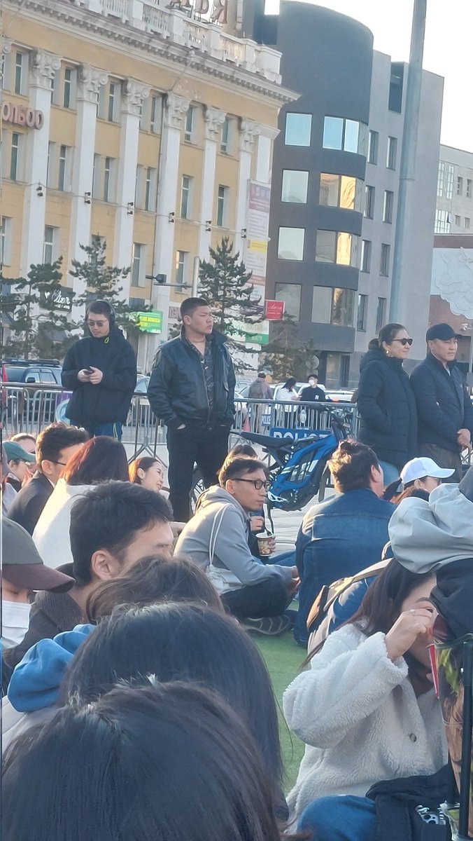 Жагсаал үймүүлэгчид ирчихсэн байна шүү!