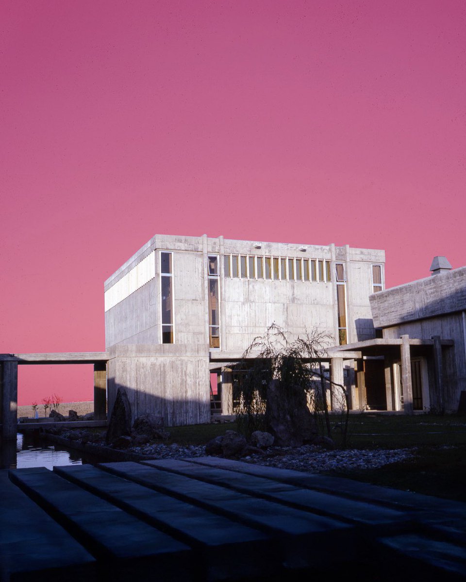 ODTÜ Mimarlık Fakültesi, 1961 yılında Behruz ve Altuğ Çinici tarafından tasarlanmış, modern Türk mimarisinin en önemli eserlerinden biridir.

#ODTÜMimarlık #BehruzÇinici #AltuğÇinici #BrütalistMimari #TürkMimarisi #Borkonutİnşaat #İlhamKaynağı #ModernMimari