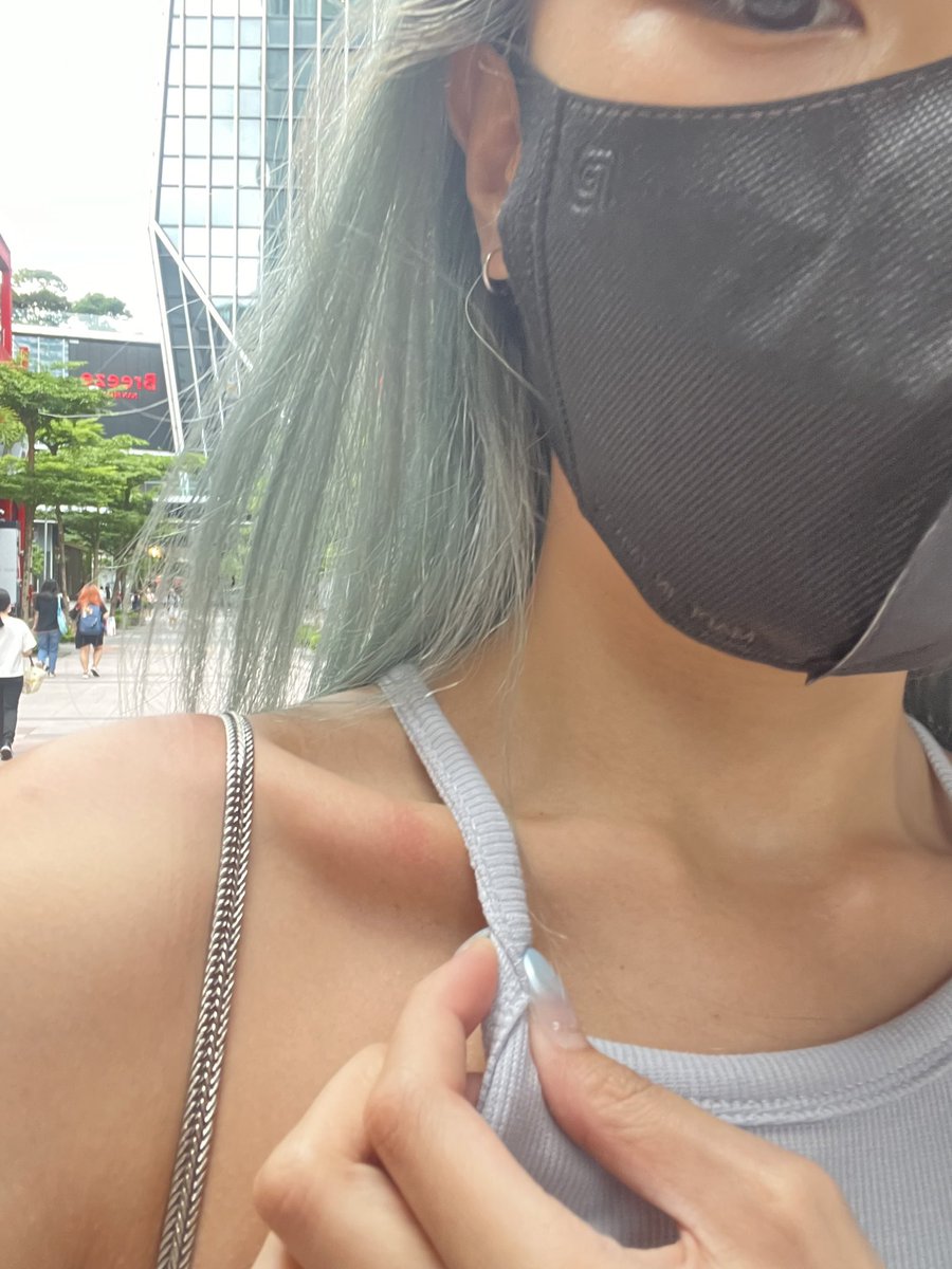 真的是破背心 肩帶卡到我鎖骨超不舒服== https://t.co/BhHLg7KQPY