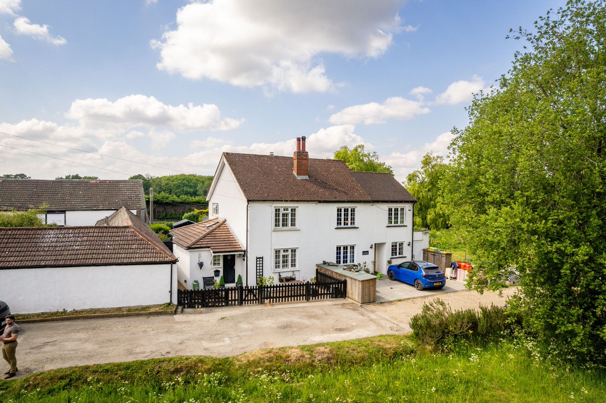 moverevolution's tweet image. Dreaming of living in the countryside?

Three Bedrooms | Farleigh Common | Guide Price £550,000
moverevolution.com/property/farle…

#MoveRevolution #CountryLiving #RusticCharm #ModernHome #FarleighCommon #CountrysideDream #HomeForSale #VillageLife