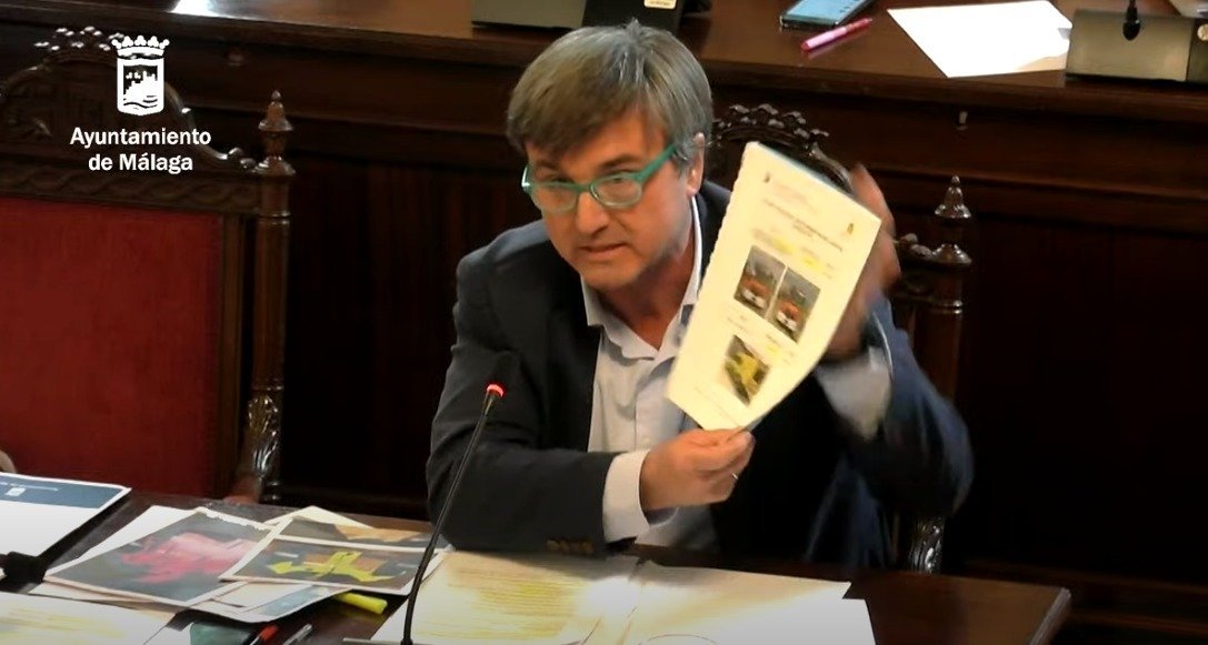 Encuentra las 7 diferencias...

Ambas imágenes son de fechas distintas. 

Misma chaqueta, misma camisa, mismo papel con fotos de camiones comprados hace 6 años, mismo embuste..., lo único que cambian son las gafas.

Devuelvan los #FondosUNESPA a Bomberos y dejen de manipular y