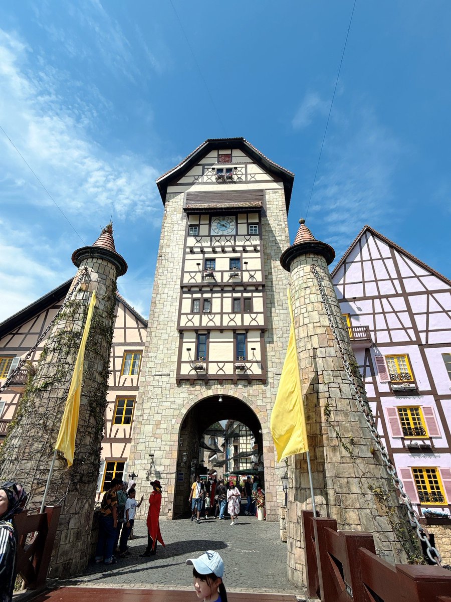 ampm951's tweet photo. KLから車で約1時間。
コルマール・トロピカル(Colmar Tropicale)🏰
マレーシア・パハン州のブキッ・ティンギ(Bukit Tinggi)にあるフランス風のテーマリゾート。
フランス、コルマール市をモチーフにした街並み、この可愛いお城に宿泊も出来るようですよ☺️☺️☺️
#ColmarTropicale
#malaysia https://t.co/LWmfzEJLYT