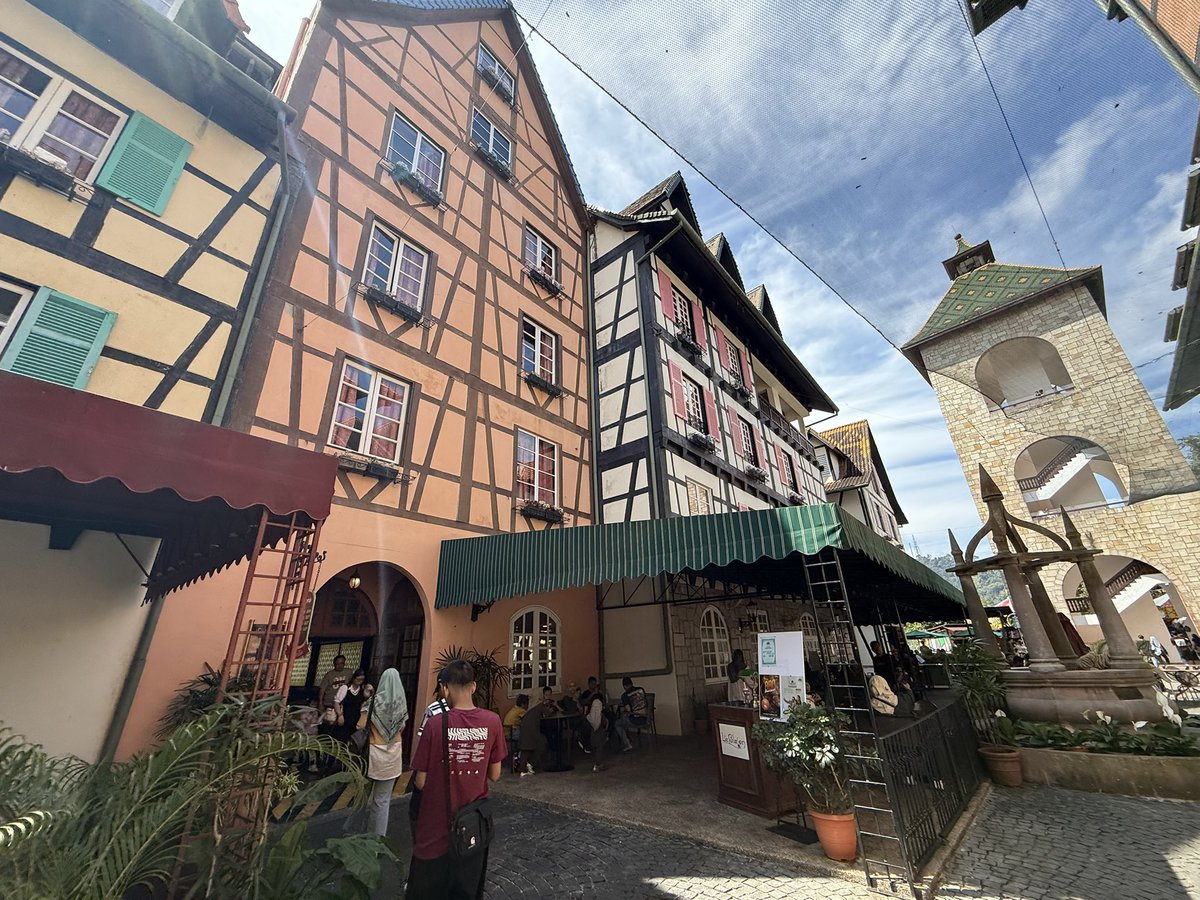 ampm951's tweet photo. KLから車で約1時間。
コルマール・トロピカル(Colmar Tropicale)🏰
マレーシア・パハン州のブキッ・ティンギ(Bukit Tinggi)にあるフランス風のテーマリゾート。
フランス、コルマール市をモチーフにした街並み、この可愛いお城に宿泊も出来るようですよ☺️☺️☺️
#ColmarTropicale
#malaysia https://t.co/LWmfzEJLYT