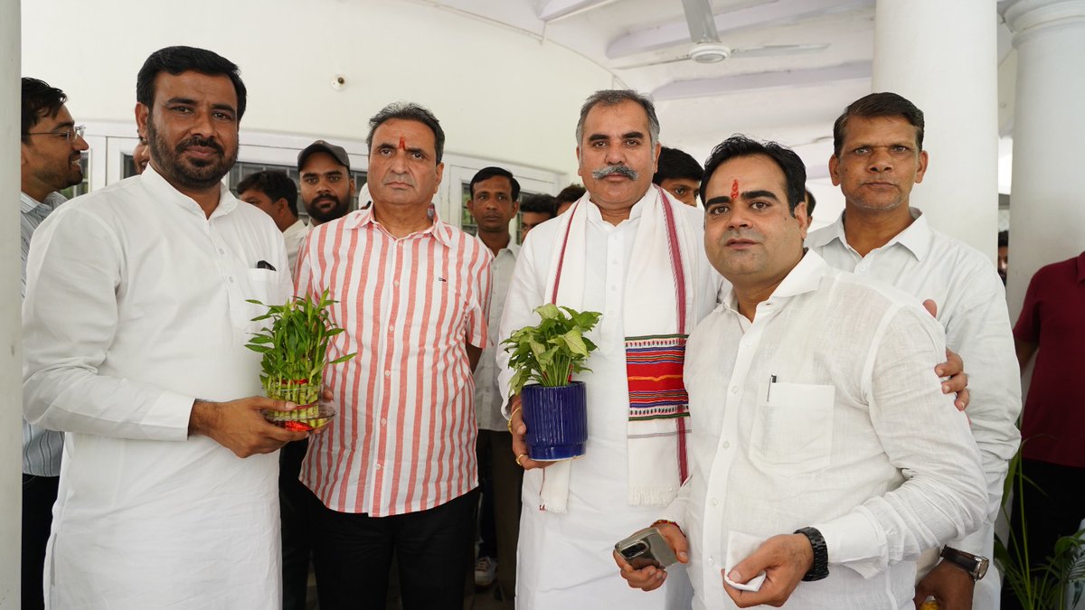 DharmendraR_INC's tweet photo. पूर्व RCA अध्यक्ष एवं जालोर-सिरोही लोकसभा क्षेत्र से कांग्रेस प्रत्याशी श्री वैभव गहलोत जी से सौजन्य भेंट कर उन्हें जन्मदिन की हार्दिक शुभकामनाएं प्रेषित की। ईश्वर से प्रार्थना है कि आप दीर्घायु हों, स्वस्थ रहें और सदैव समाज सेवा में अग्रसर रहें।
#DharmendraRathore @INCIndia @INCRajasthan @VaibhavGehlot80