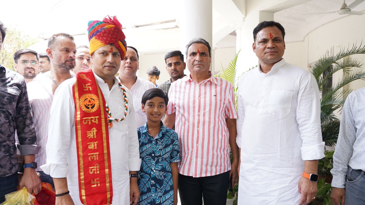 DharmendraR_INC's tweet photo. पूर्व RCA अध्यक्ष एवं जालोर-सिरोही लोकसभा क्षेत्र से कांग्रेस प्रत्याशी श्री वैभव गहलोत जी से सौजन्य भेंट कर उन्हें जन्मदिन की हार्दिक शुभकामनाएं प्रेषित की। ईश्वर से प्रार्थना है कि आप दीर्घायु हों, स्वस्थ रहें और सदैव समाज सेवा में अग्रसर रहें।
#DharmendraRathore @INCIndia @INCRajasthan @VaibhavGehlot80