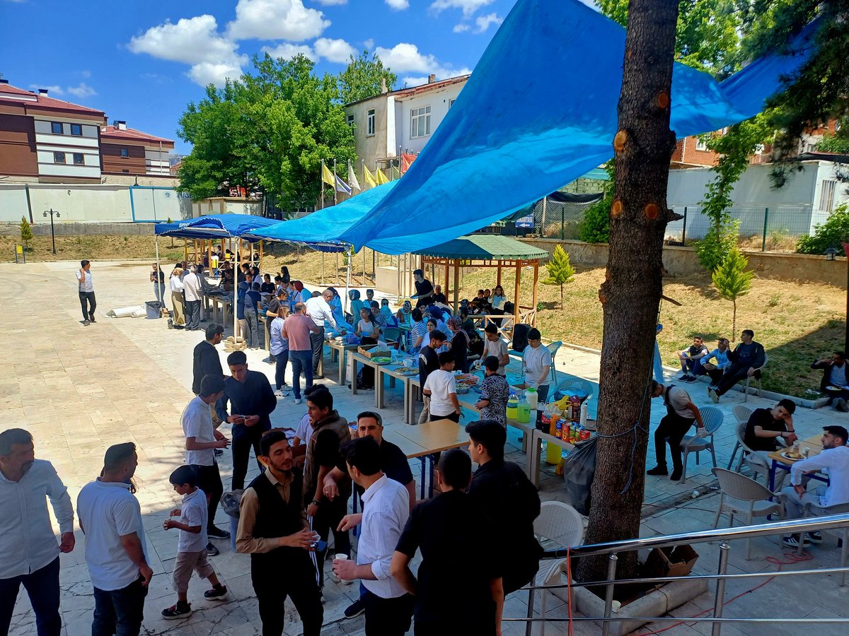 "Baskil'den Gazze'ye Gönül Köprüsü" sloganı ile Baskil ilçe meydanında, Anadolu Lisesi öğrencilerimizin hazırladığı kermes programına katıldık.Gençlerimizin anlamlı ,bir o kadar da değerli etkinliği bizleri ziyadesiyle mutlu etti. <a href="/BaskilMEM/">BaskilMEM</a> #Elazığ