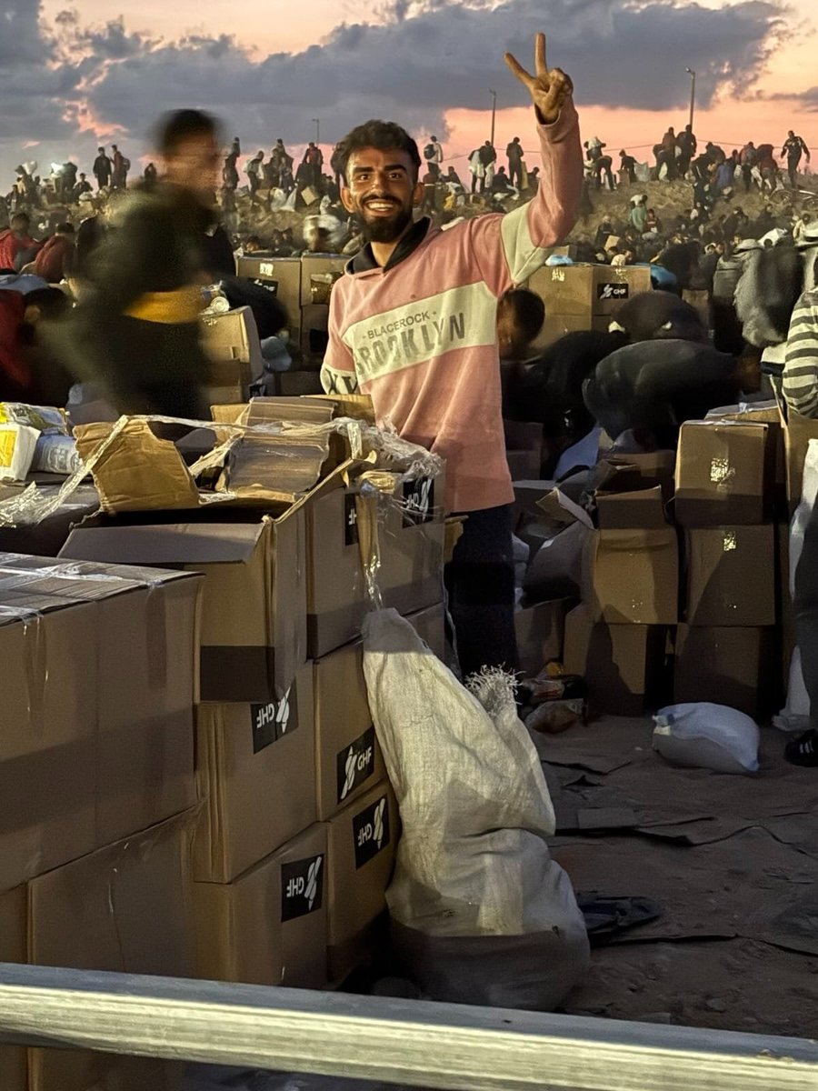 تم التقاط هذه الصور صباح اليوم في مركز توزيع المساعدات الإنسانية تل السلطان في مدينة شارون (المعروفة عربياً بإسم غزة) من قِبل عمال إغاثة أمريكيين وإسرائيليين.
ماذا ترى؟ هل ترى الخوف في عيون الغزيين الذين يتلقون المساعدات؟
لا، بل ترى الفرح. ترى الامتنان والارتياح.