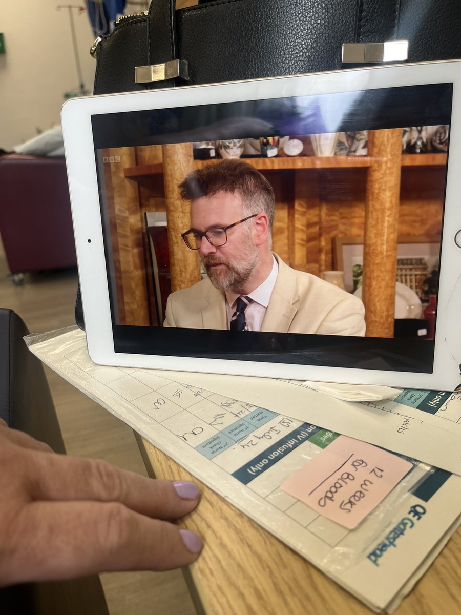 misselkelly's tweet photo. @HansonsAuctions @BBCBargainHunt   He’s on again 😃🥳 x #goinggoinggone https://t.co/1gWpnitXvV