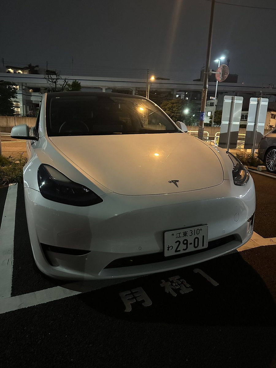 matya5544's tweet image. Tesla Model Y
はじめまして。Tesla。
走り出すまでに15分はかかりました(爆)
ディスプレイとにらめっこですよ(笑)
借りてから1時間ほど立ちましたがハザードの出し方がわかりません。
私みたいにぽってりボディですか、運転はしやすいですね。路肩もカメラ確認すればいいし。
#ミモシェア