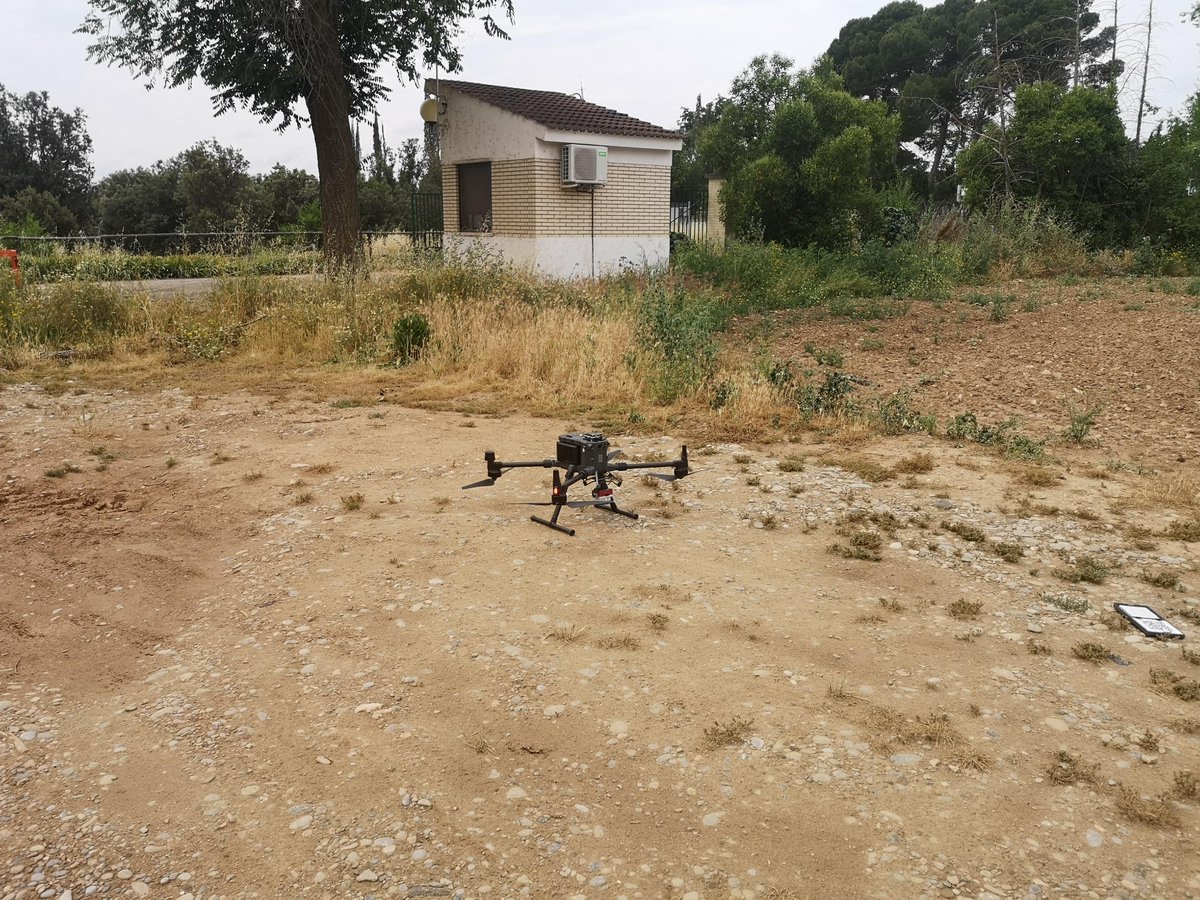 CITAAragon's tweet photo. 🛰️📡Levantamiento Fotogramétrico con cámara multiespectral, termográfica y LiDAR en las parcelas de ensayo del CITA proyecto #Agroalnext #CUCURABIOT 

🕹️con la colaboración de investigadores del Laboratorio de drones #WUAS-UPV y laboratorio #CVBLab de la @UPV 

#NextGenerationEU https://t.co/s9JakZRjKS