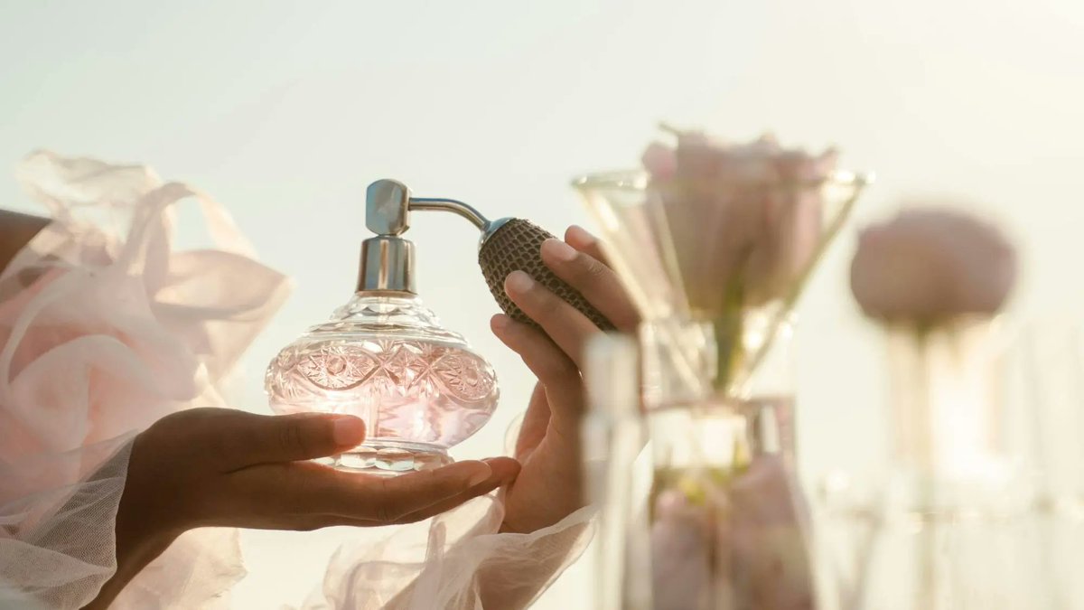 wizardmichal's tweet image. Voníš, tedy jsi. 🌸👃 Parfémový koktejl maskuje naši skutečnou identitu — a okrádá paměť o nejrychlejší spouštěč. Čichej ke všemu, co léto nabídne, jinak přijdeme o kus sebe. Link: bit.ly/43FSIqT
 #vune #cich #smysly #wizardmichal