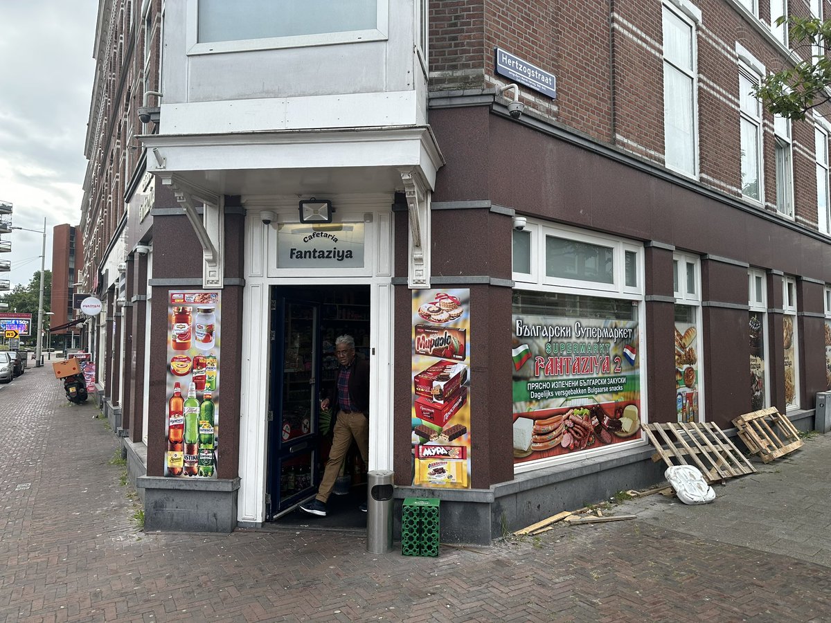 Klagen helpt 👇🏻, kleine stappen maken het verschil. Op pad met de nieuwe kwartiermaker van de #PaulKrugerlaan. De vergunningplicht voor bedrijven wordt zo snel mogelijk ingevoerd. Een maatregel waar ik jarenlang voor heb gepleit om ook deze laan veiliger en leefbaarder te maken.