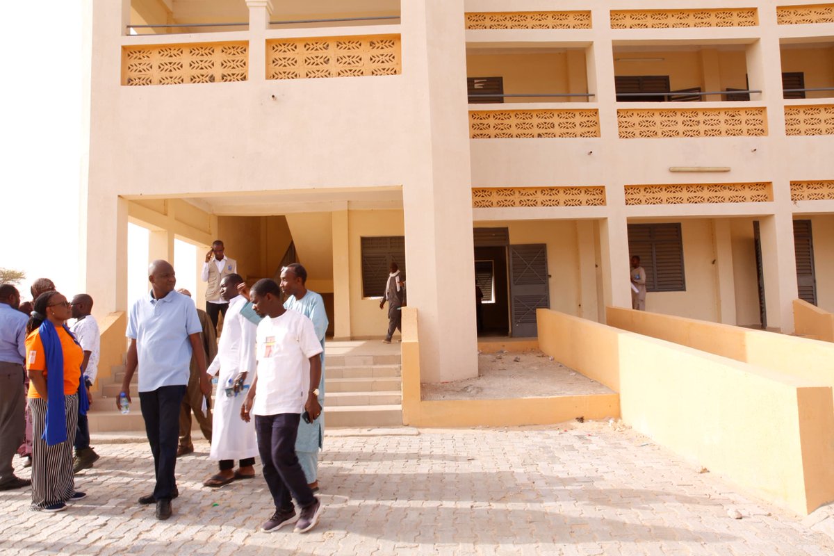 PnudNiger's tweet photo. Grace au financement de la Banque Africaine de Développement @AfDB_Group, le soutien du Gouvernement nigérien, le @PNUDNiger a construit &amp; équipé le lycée technologique de #Diffa, un joyau de 42 ouvrages modernes, une pépinière des cadres pour le développement du #Niger 🇳🇪. https://t.co/6lXX4SwDGg