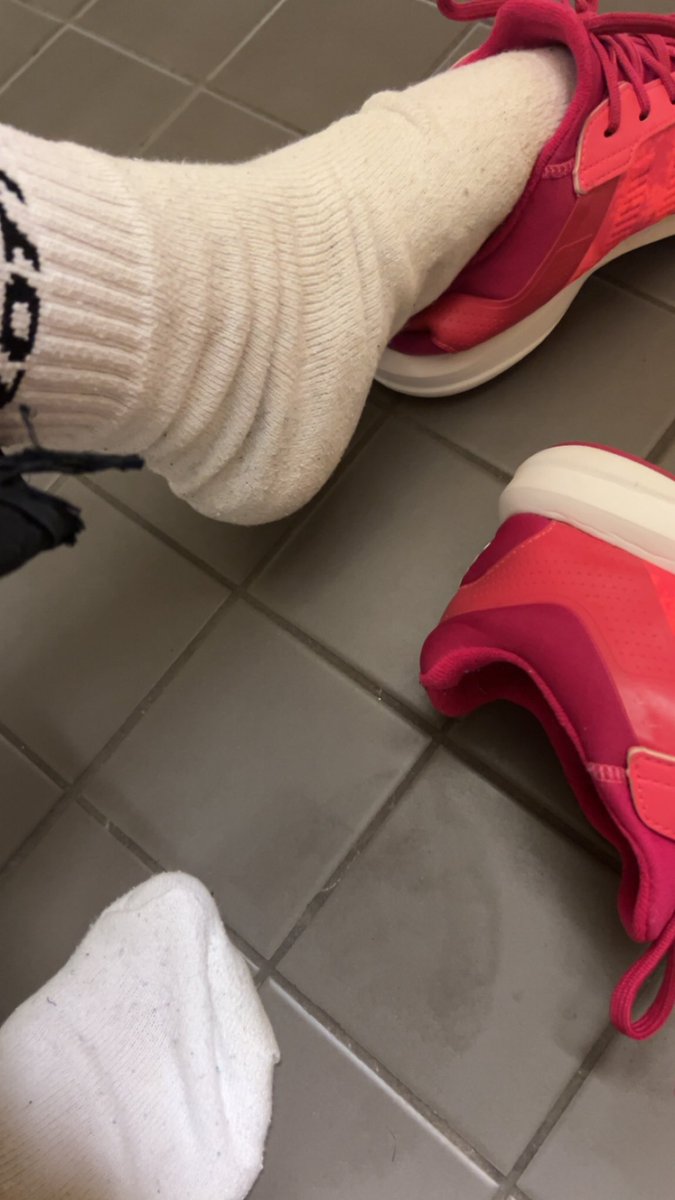 Eure Göttinsasha ist wieder zurück🤭
Nah.. wie gefallen euch meine verschwitzen Gymsocken?
#fuss #füsse #feet #gymsocken #gymgirl #gymschuhe #findomswiss #findomgerman #findom #zahlsklaven #herrin #göttin