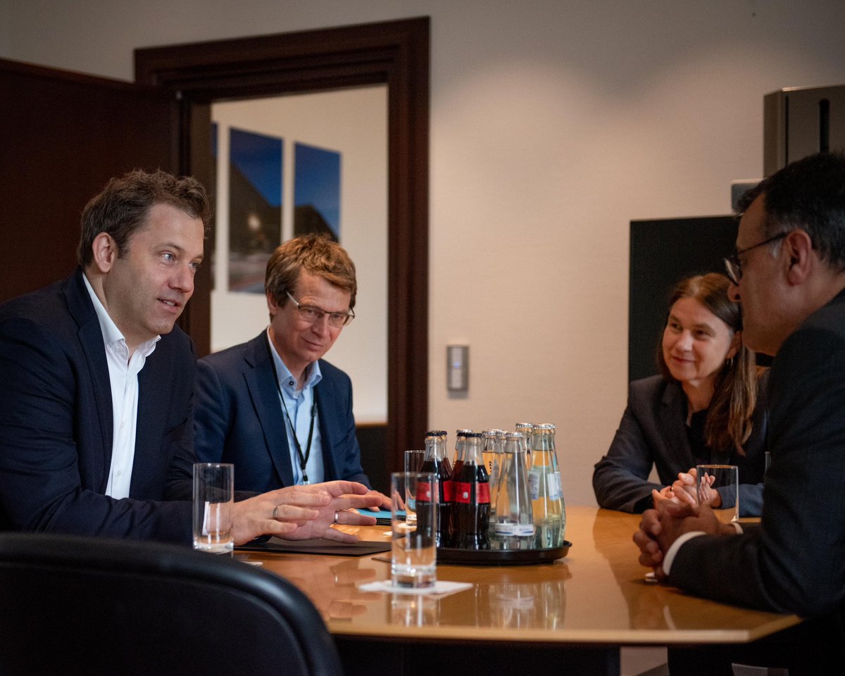 Heute traf Minister <a href="/larsklingbeil/">Lars Klingbeil 🇪🇺</a> @karan_k_bhatia, VP Government Affairs &amp; Public Policy bei <a href="/Google/">Google</a>. Themen des Gesprächs waren die Arbeit von Google in Deutschland, die Attraktivität des Wirtschaftsstandorts sowie Investitionschancen und das Potenzial Künstlicher Intelligenz.