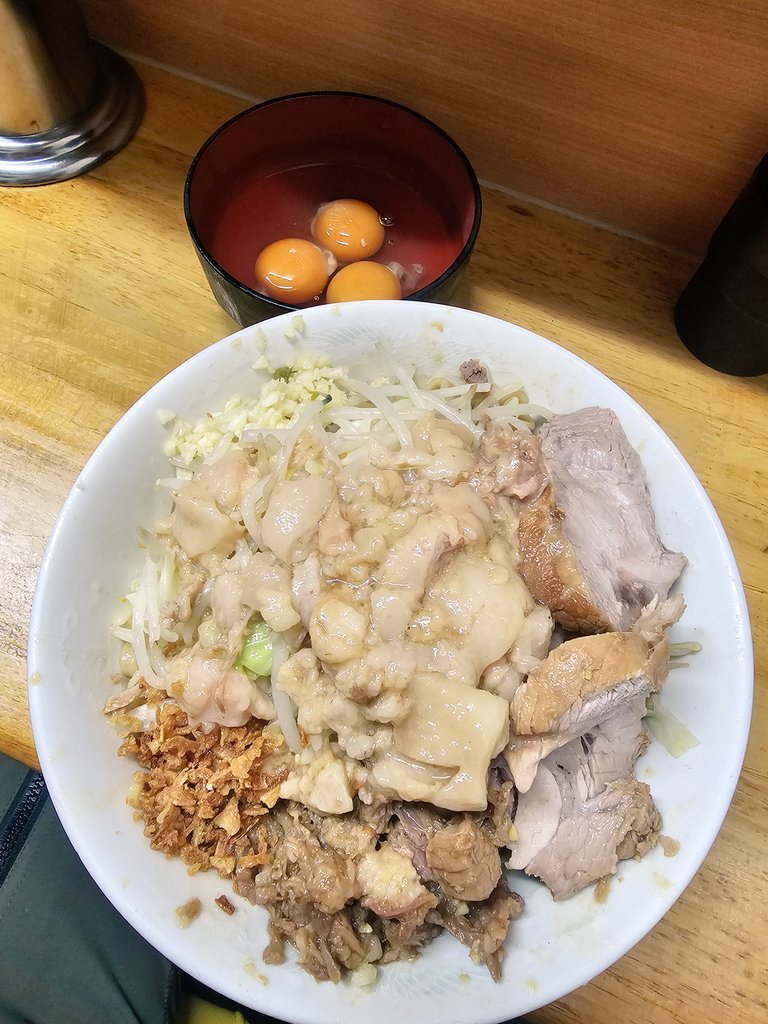 帰り際スタッフの二郎話を聞いてしまい予定変更…ラーメン二郎立川店へ。
汁なし🍜にTPで生たまご×2.ほぐしブタをニンニク少しアブラ増しで注文❗️
店内は活気と熱気が凄い&amp;🍜も熱々なので生たまごは必須😅💦
デロ麺がメチャクチャ美味しいし豚もクタクタ野菜も最高❤️
この年齢でも爆速で完食ですw🤣