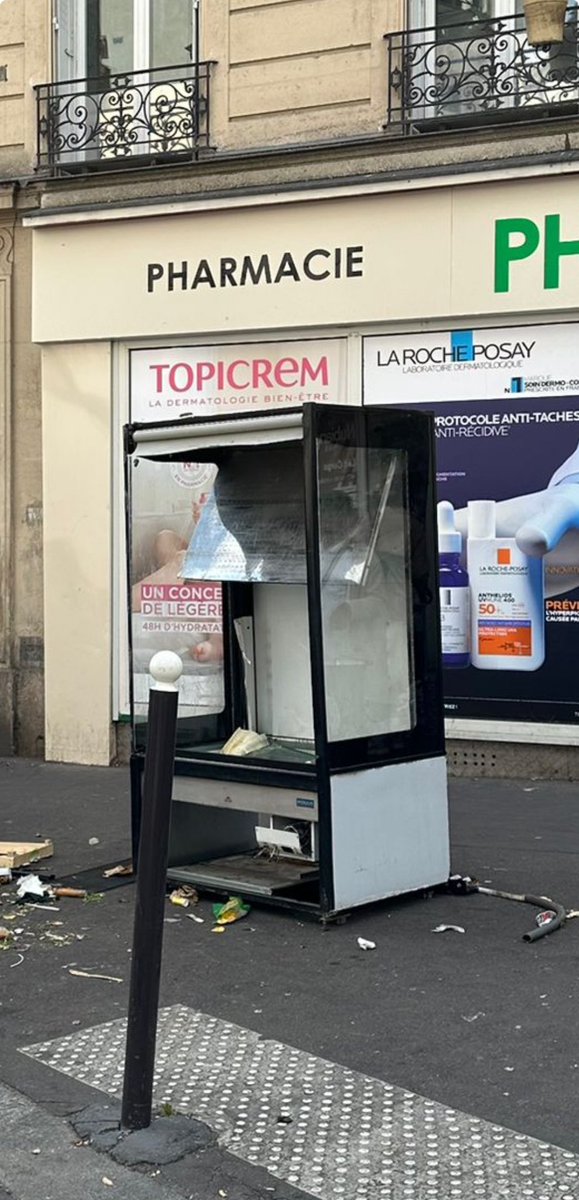 HabitanteDu18's tweet photo. 🗑️ Les commerçants de #ChateauRouge #paris18 ne respectent tellement pas notre quartier qu’ils jettent leurs frigos directement sur le trottoir, rue de Suez. @fredbadina @audmr @Parisjecoute est-ce normal ? @Proprete2Paris @Proprete_Paris @mairie18paris https://t.co/iBY4CYRsdg