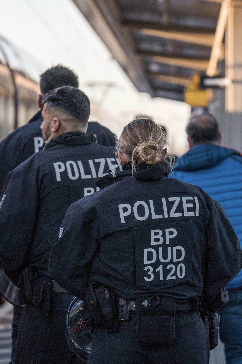 Wir wünschen euch einen guten Start in die neue Woche – bleibt gesund, wachsam und passt aufeinander auf.☀️🍀

Ob auf dem Weg zur Arbeit, zur Schule oder unterwegs im Alltag: Unsere Kolleginnen und Kollegen sind wie immer rund um die Uhr für euch da.👮‍♂️👮‍♀️