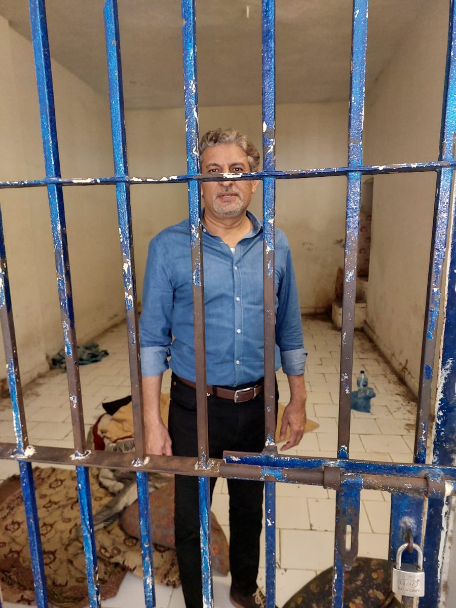 نکل گئی ساری بدمعاشی؟

بیٹا یہ سوشل میڈیا کا دور ہے، تیری جیسی ایلیٹ کلاس سے حساب لینا ہم جانتے ہیں۔

اب جب موٹرسائیکل پر گرمی میں بھاگتے ہوئے تم پکڑے گئے ہوگے تب وہ وقت یاد آیا ہوگا جب گارڈز کے ساتھ ملکر ظلم کر رہے تھے۔

آپ سب کو مبارک باد 
#NoMoreEliteAbuse