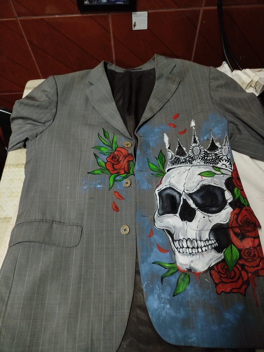 O Processo e o resultado.
Nenhum processo começa lapidado, às vezes temos dúvidas no meio do caminho, no fim o resultado surpreende.
E isso não é sobre a pintura, mas olhem o que fiz.