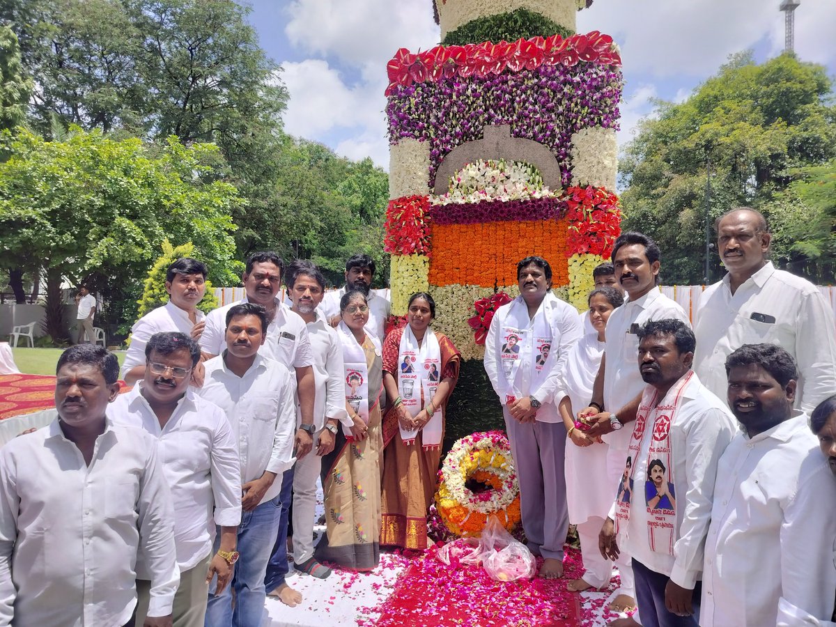 JSPsathishNSK's tweet image. తెలంగాణ రాష్ట్ర  12వ ఆవిర్భావ దినోత్సవం సందర్బంగా @JanaSenaParty @JSPTelangana రాష్ట్ర ఇంచార్జ్ @JSPshankargoud గారితో కలిసి అసెంబ్లీ ముందు గన్ పార్క్ అమరవీరుల స్తూపం వద్ద నివాళులు అర్పించడం జరిగింది. ఈ కార్యక్రమంలో వివిధ నియోజకవర్గాల జనశ్రేణులు పాల్గొన్నారు.🙏🏽 @QuthbullapurJSP