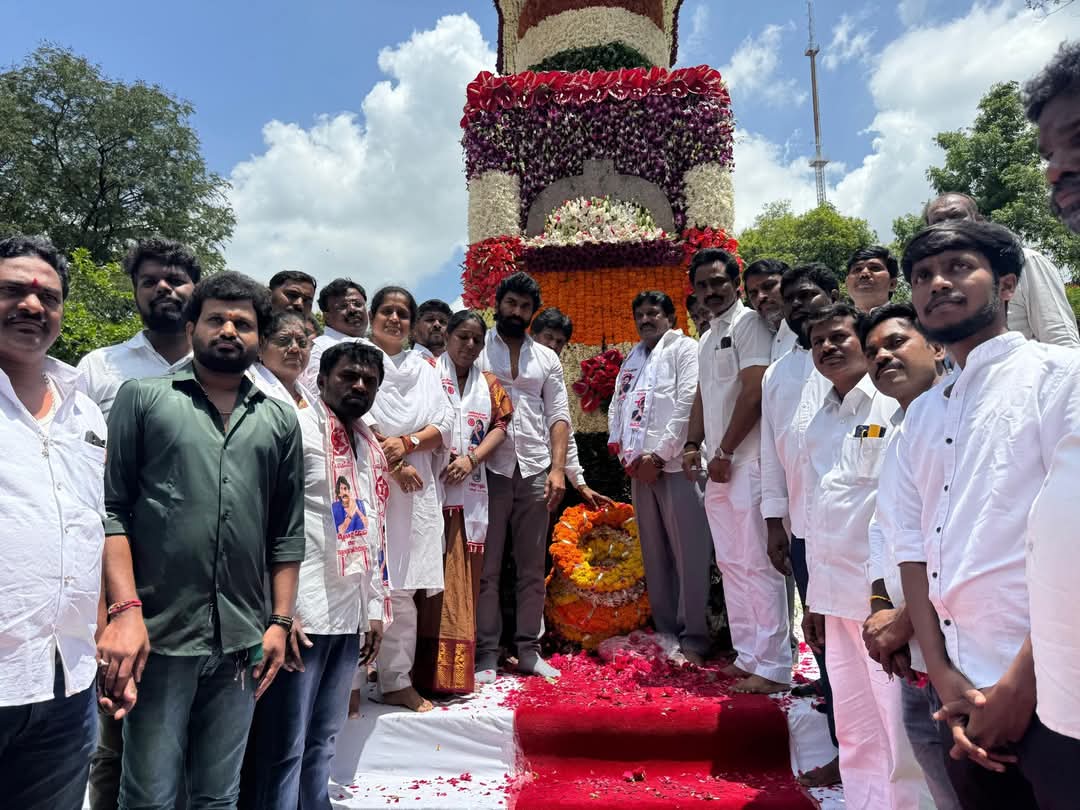 JSPsathishNSK's tweet image. తెలంగాణ రాష్ట్ర  12వ ఆవిర్భావ దినోత్సవం సందర్బంగా @JanaSenaParty @JSPTelangana రాష్ట్ర ఇంచార్జ్ @JSPshankargoud గారితో కలిసి అసెంబ్లీ ముందు గన్ పార్క్ అమరవీరుల స్తూపం వద్ద నివాళులు అర్పించడం జరిగింది. ఈ కార్యక్రమంలో వివిధ నియోజకవర్గాల జనశ్రేణులు పాల్గొన్నారు.🙏🏽 @QuthbullapurJSP