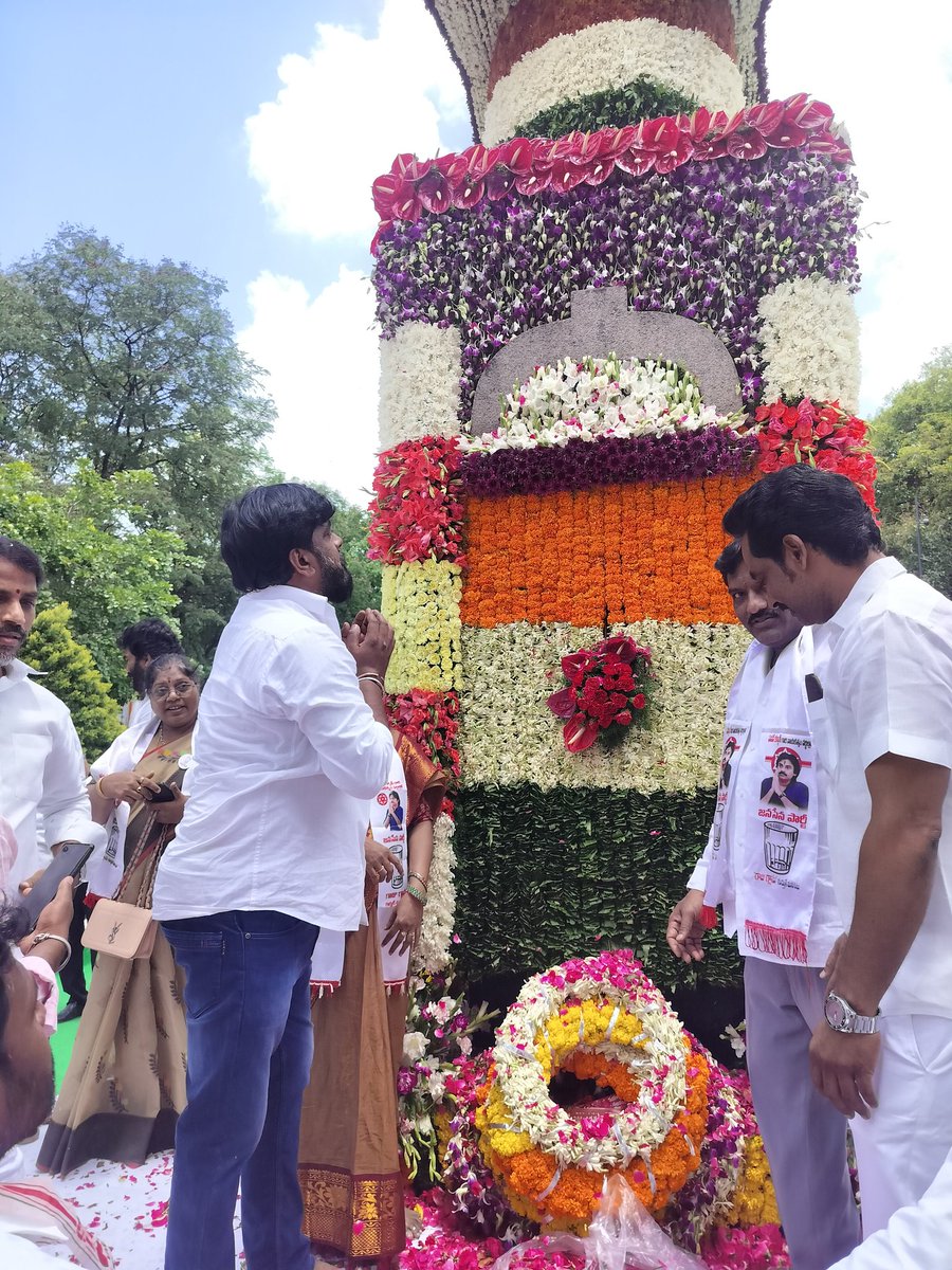 JSPsathishNSK's tweet image. తెలంగాణ రాష్ట్ర  12వ ఆవిర్భావ దినోత్సవం సందర్బంగా @JanaSenaParty @JSPTelangana రాష్ట్ర ఇంచార్జ్ @JSPshankargoud గారితో కలిసి అసెంబ్లీ ముందు గన్ పార్క్ అమరవీరుల స్తూపం వద్ద నివాళులు అర్పించడం జరిగింది. ఈ కార్యక్రమంలో వివిధ నియోజకవర్గాల జనశ్రేణులు పాల్గొన్నారు.🙏🏽 @QuthbullapurJSP