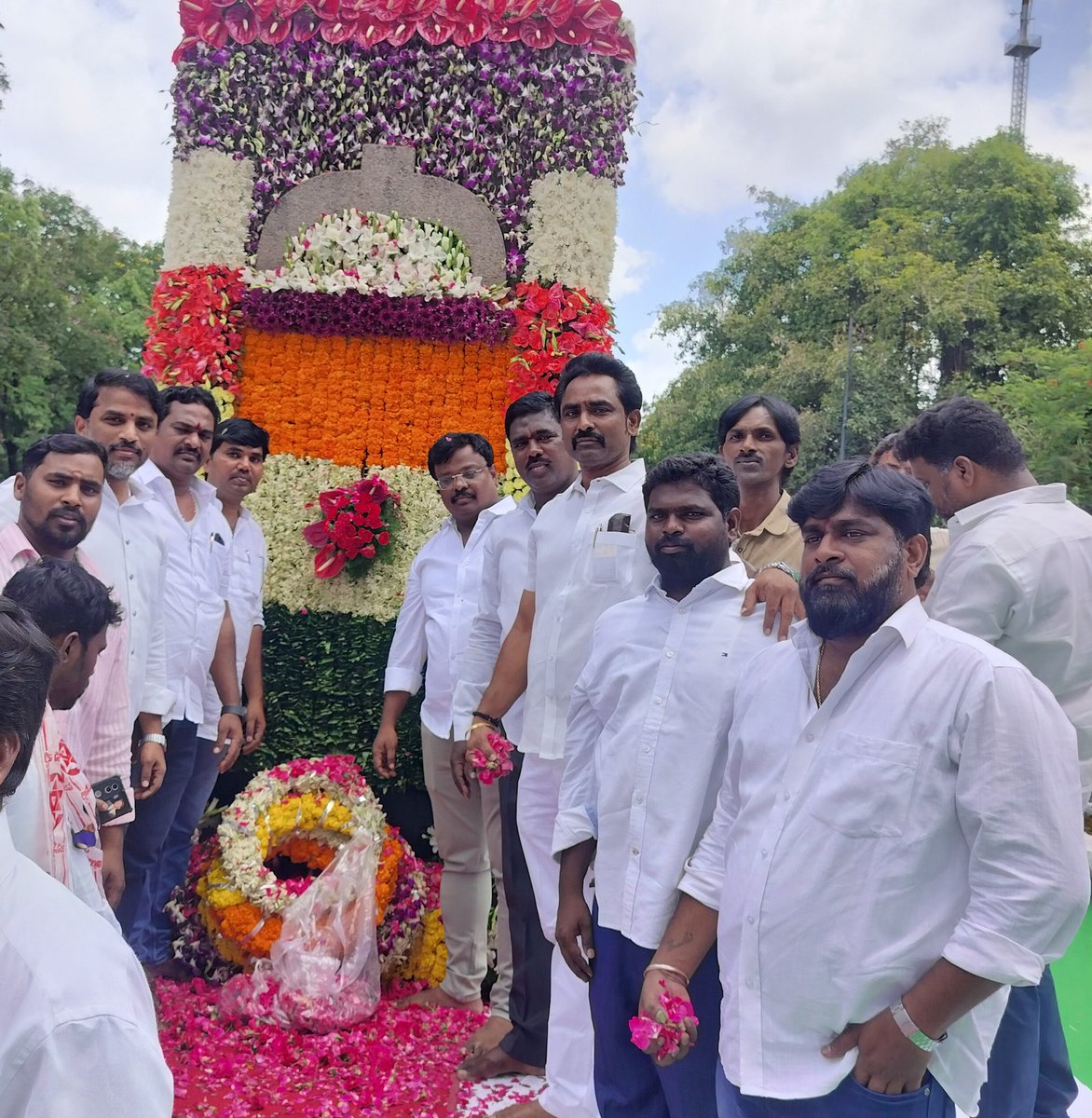 JSPsathishNSK's tweet image. తెలంగాణ రాష్ట్ర  12వ ఆవిర్భావ దినోత్సవం సందర్బంగా @JanaSenaParty @JSPTelangana రాష్ట్ర ఇంచార్జ్ @JSPshankargoud గారితో కలిసి అసెంబ్లీ ముందు గన్ పార్క్ అమరవీరుల స్తూపం వద్ద నివాళులు అర్పించడం జరిగింది. ఈ కార్యక్రమంలో వివిధ నియోజకవర్గాల జనశ్రేణులు పాల్గొన్నారు.🙏🏽 @QuthbullapurJSP