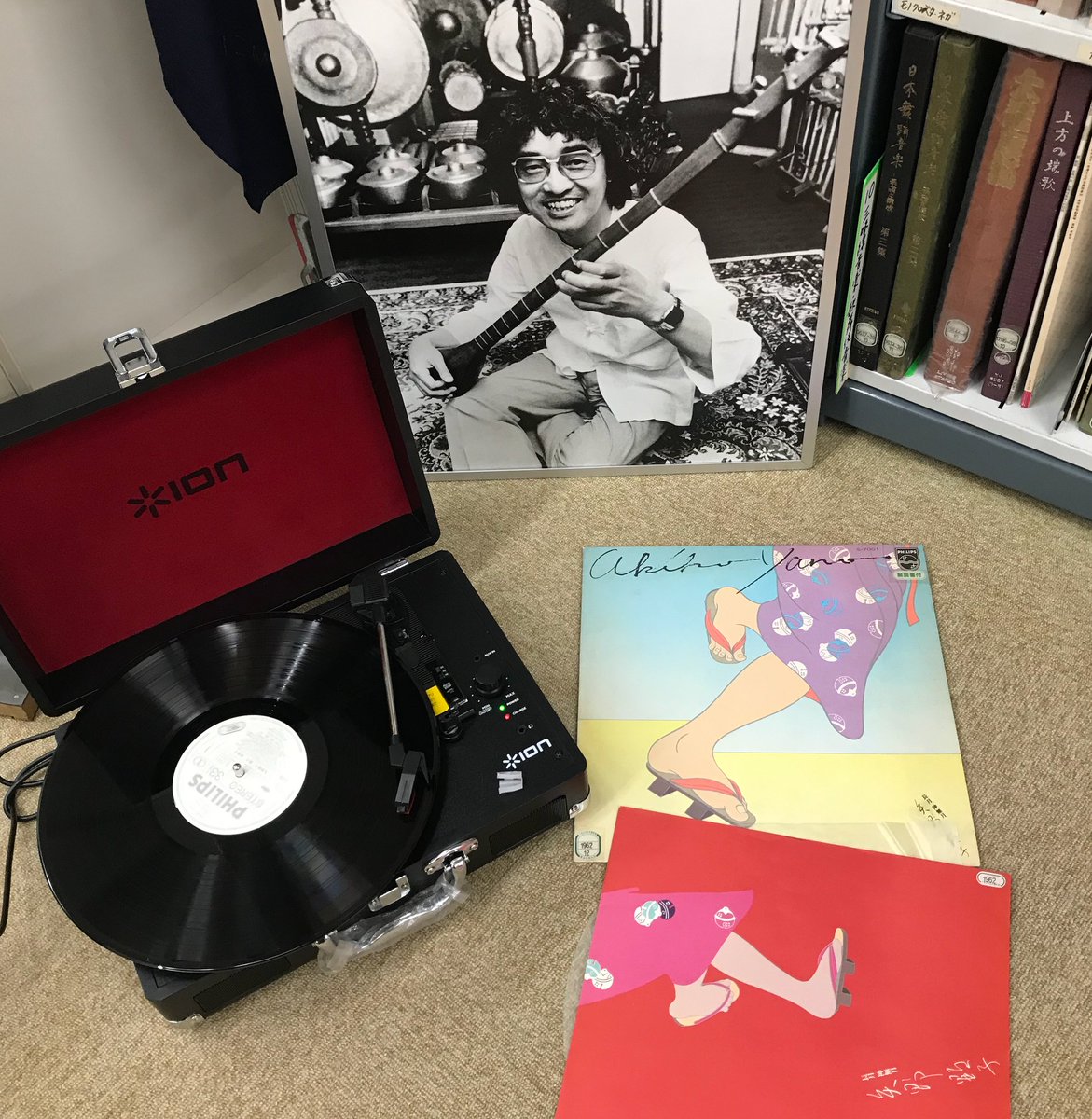 先週、#矢野顕子 さまが #小泉資料室 にお越しになられた際、壁一面のレコード棚から 2枚目のアルバム「#長月神無月」を探され…本日、レコードを拝聴🙇‍♂️
レコードジャケットを手に取った時に感じた、うっすらとした汚れ。これは、小泉が手に取り、聴いた形跡を確かに感じるもの❣️つづく🙏