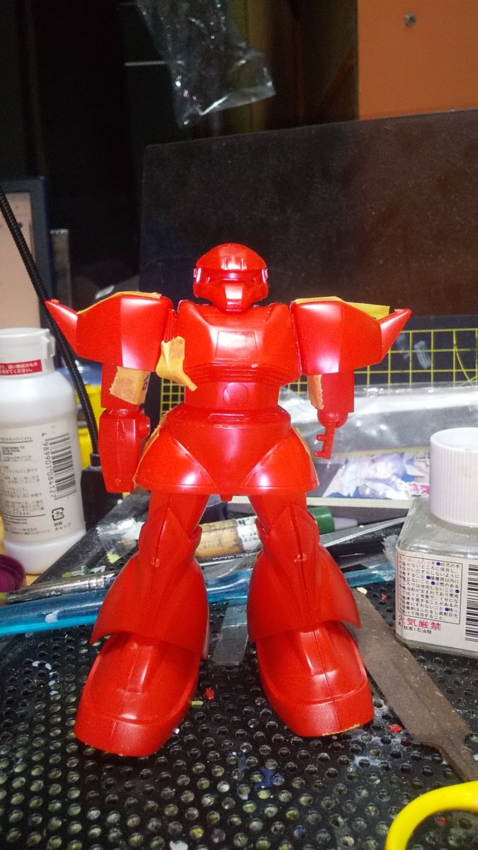 首が長い 
なんか撫で肩
ももが細い
足の付け根の取り付け位置が後ろすぎ
スカートの下端が 真っ直ぐ
赤いプラッチックは うまく見えない
こんな感じかしら？🤔