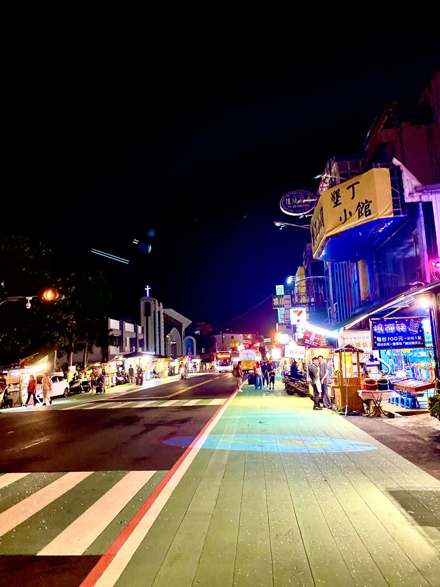 K3835993128375's tweet photo. 夜晚的墾丁大街 https://t.co/lZtXftZdhp