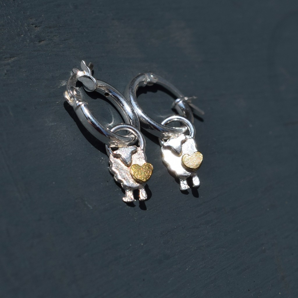FreshFleeces's tweet photo. Lightweight, playful, and full of personality — our Wee Sheep jewellery is the perfect finishing touch for your sunshine wardrobe.

👉 https://t.co/qbXHoQzMb3

#FreshFleeces #WeeSheepJewellery #SheepJewellery #MadeInIreland #AnimalInspiredJewellery  #CountrysideStyle https://t.co/x2jDjuidBs
