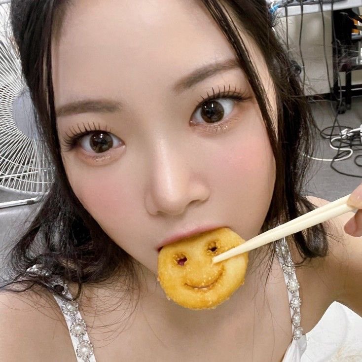 ᅠᅠ 
⠀       “สมายลี่ฟรายส์ค่ะ” พูดถึงแล้วก็อยากงับมันฝรั่งทอดหน้ายิ้มที่ทำให้นึกถึงคนในใจขึ้นมา “ต้องกรอบนอกนุ่มใน ถ้าทอดใหม่ๆนี่อย่างฟินเลย ต่อให้ลวกปากก็คุ้ม”

⠀       “อย่างกับความสุขร้อนๆละลายในปากเลยค่ะ กินคู่กับนมกล้วยแช่เย็นระดับ 3.5 องศาจะฟินม๊าก”

#MapleEnt
ᅠᅠ